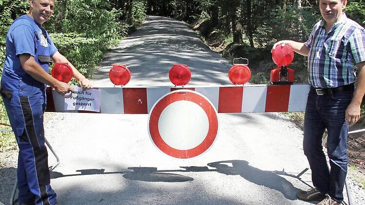 Kurt Schorn und Kurt Weißheimer nahmen die Vollsperre der Straße von Lind nach Losbergsgereuth vor. Foto: Ralf Kestel