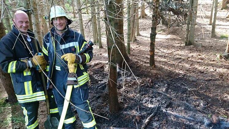 Einsatz Waldbrand:        Die Rupbodner Atemschutzger&auml;tetr&auml;ger Tim Kohlhepp und Helmut Limpert (von links) nach erfolgreich bek&auml;mpftem Waldbrand. Foto: Markus Reusch