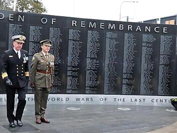 Vizeadmiral Mark Mellett (2. v. l.) hat einen Kranz am Mahnmal niedergelegt. Foto: Johanna Blum
