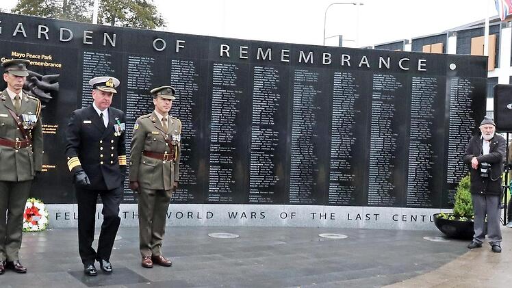 Vizeadmiral Mark Mellett (2. v. l.) hat einen Kranz am Mahnmal niedergelegt. Foto: Johanna Blum