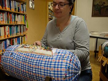 Sabine Eilingsfeld gibt wertvolle Tipps zum Klöppeln.  Fotos: Gerd Schaar