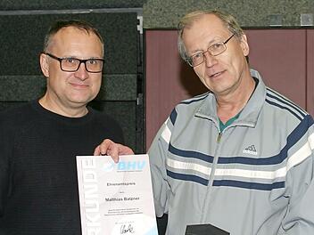 Der Bezirksvorsitzende Klaus Dieter Sahrmann (rechts) überreicht Matthias Batzner die Ehrenurkunde. Foto: Wolfgang Dietz