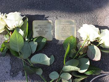Die Stolpersteine in der Bamberger Straße, die an Max und Kathinka Hellmann erinnern. Das Ehepaar wurde 1942 ermordet.