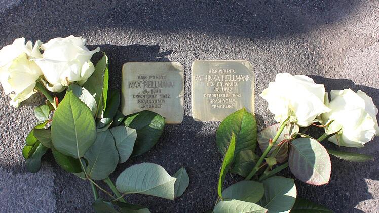 Die Stolpersteine in der Bamberger Straße, die an Max und Kathinka Hellmann erinnern. Das Ehepaar wurde 1942 ermordet.