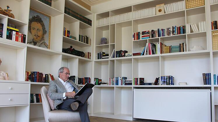 Der Geschäftsführer der Limes Schlossklinik Fürstenhof, Gert Frank, in der Lobby der Privatklinik im Staatsbad Brückenau. Foto: Julia Raab