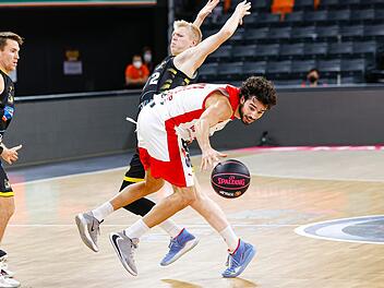 Michele Vitali prallt mit dem Ludwigsburger Trainer-Sohn Jacob Patrick zusammen. Der Italiener im Bamberger Team spielt mit seiner neuen Mannschaft am Dienstagabend in seiner Heimatstadt Bologna. Foto: Daniel Löb