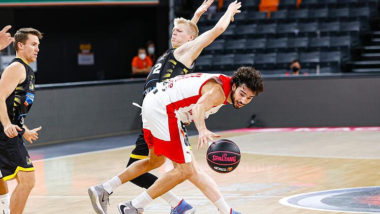 Michele Vitali prallt mit dem Ludwigsburger Trainer-Sohn Jacob Patrick zusammen. Der Italiener im Bamberger Team spielt mit seiner neuen Mannschaft am Dienstagabend in seiner Heimatstadt Bologna. Foto: Daniel Löb