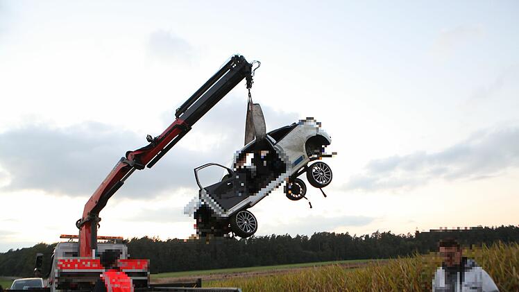 Auto kommt von Stra&szlig;e ab und landet in Maisfeld: Fahrer t&ouml;dlich verletzt