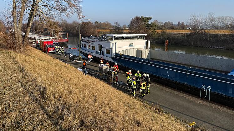 Leck bei G&uuml;terschiff auf Main-Donau-Kanal im Kreis Forchheim