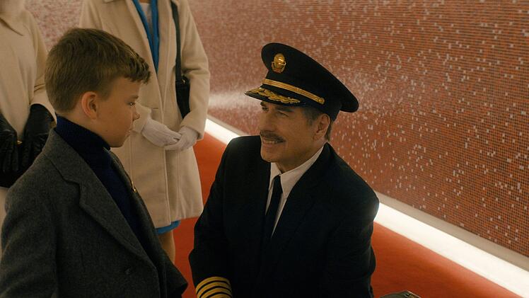 Der Pilot seines Jets von Denver nach Los Angeles (John Travolta, rechts) geht in Rente und wird am Flughafen daf&uuml;r geehrt. So schafft es auch der achtj&auml;hrige Jeff (Clark Shotwell) ins Rampenlicht von Los Angeles. Es gibt schlechtere Starts f&uuml;r ein Leben in Kalifornien.
