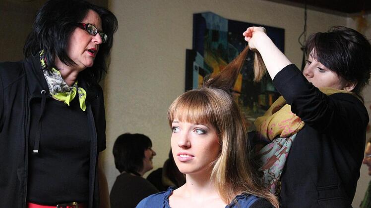 Brigitte Heilmann und ihre Assistentin Öslem machen Carolin Koch, alias "Susi" und Tochter des Mordopfers, fertig für den Dreh.