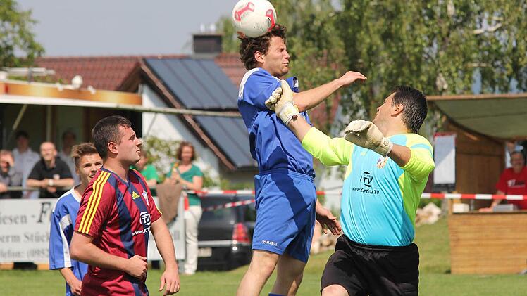 Schweinfurts Torwart Alexander Hirsch (rechts) hat sich verschätzt. Doch der Lußberger Eduard Fell bringt den Ball mit seinem Kopf nicht in die gewünschte Torrichtung.