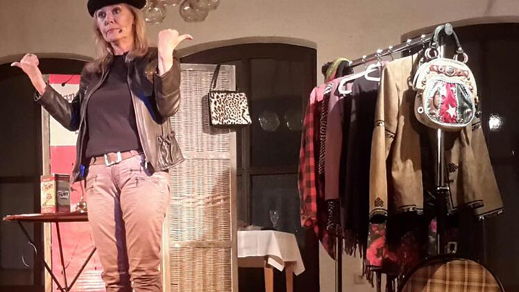 Angelika Beier schlüpfte während des Programms in ganz unterschiedliche Rollen.  Foto: Rolf Pralle