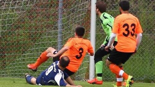 ASV Kleintettau II - SV Buchbach: Da war die Buchbacher Fußballwelt noch in Ordnung, als David Wenzel (blaues Trikot) in einen verunglückten Schuss rutscht und den SV in Führung bringt.