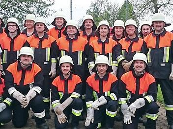 Unser Bild zeigt die Gruppen nach bestandenem Abzeichen mit dem Bürgermeister Hans-Josef Stich, den Kommandanten Stefan Geuß und Winfried Graß sowie dem Schiedsrichtergespann. Foto: p