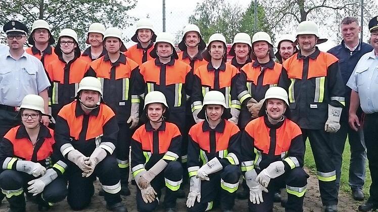 Unser Bild zeigt die Gruppen nach bestandenem Abzeichen mit dem Bürgermeister Hans-Josef Stich, den Kommandanten Stefan Geuß und Winfried Graß sowie dem Schiedsrichtergespann. Foto: p