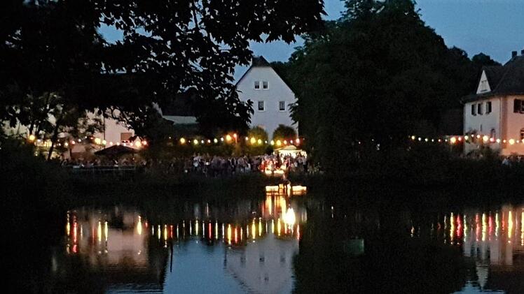 Blick über den Pfarrhausweiher am Abend.  Foto: Andrea Schneider