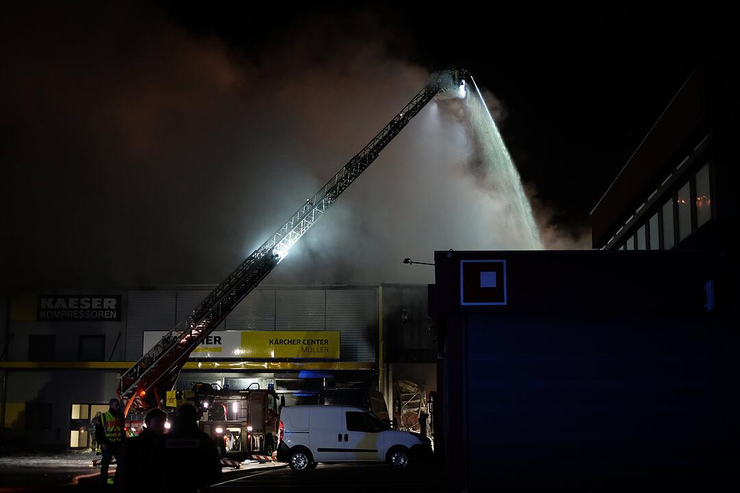 Großbrand zerstört Industriegebäude in Nürnberg
