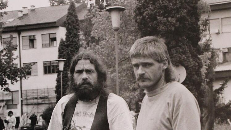 Tom Sauer (rechts) und Dieter Höhnel bei einem der Hilfstransporte. Repro: Rainer Glissnik