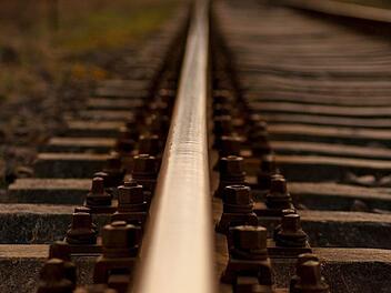 Auf den Gleisen am Bahnhof im unterfränkischen Laufach ist am Dienstag ein Mann tödlich verunglückt, als er von einem Zug erfasst wurde. Symbolfoto: pixabay.com/lewickistudio