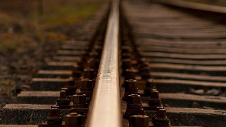 Auf den Gleisen am Bahnhof im unterfränkischen Laufach ist am Dienstag ein Mann tödlich verunglückt, als er von einem Zug erfasst wurde. Symbolfoto: pixabay.com/lewickistudio