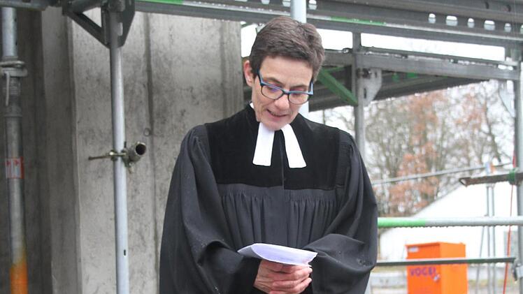 Pfarrerin Bettina Weber bat um Gottes Segen für den weiteren Bauverlauf. Foto: Sonny Adam