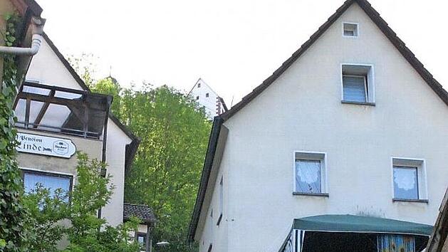 Die Synagoge Egloffstein: Das wei&szlig;e Haus (r.) beherbergte von 1798 bis 1866 die Synagoge, die Religionsschule und die Wohnung des Rabbiners. Es ist heute Station des Egloffsteiner Kulturpfades.  Fotos: Reinhard L&ouml;wisch