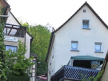 Die Synagoge Egloffstein: Das weiße Haus (r.) beherbergte von 1798 bis 1866 die Synagoge, die Religionsschule und die Wohnung des Rabbiners. Es ist heute Station des Egloffsteiner Kulturpfades.  Fotos: Reinhard Löwisch