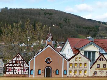Täuschend echt sieht das Ortspanorama von Riedenberg aus. Dabei handelt es sich lediglich um ein Modell aus Holz, das im Freien für das Foto aufgestellt wurde. Foto: Arnim Waldau