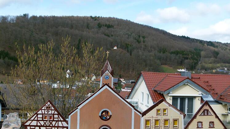 Täuschend echt sieht das Ortspanorama von Riedenberg aus. Dabei handelt es sich lediglich um ein Modell aus Holz, das im Freien für das Foto aufgestellt wurde. Foto: Arnim Waldau