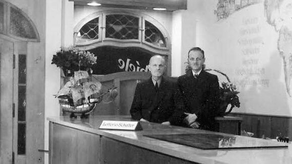 Firmengründer Otto Schiele (links) mit  Alfons Schiele, seinem Sohn, bei der  Wiedereröffnung des Reisebüros im Januar 1950