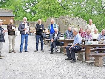 Die Ex-Schulkameraden lauschten begeistert den Ausführungen von Otmar Pfister (links) über die Geschichte des Wahrzeichens von Elfershausen, die Trimburg.  Foto: Winfried Ehling