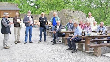 Die Ex-Schulkameraden lauschten begeistert den Ausführungen von Otmar Pfister (links) über die Geschichte des Wahrzeichens von Elfershausen, die Trimburg.  Foto: Winfried Ehling