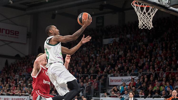 Jamar Smith setzt zum Korbleger an, doch Leon Radosevic nagelt den Ball ans Brett.