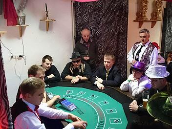 Viva Las Vegas in Riedenberg. Schon bei den beiden vorangegangenen Veranstaltungen erschienen sowohl die Croupiers als auch die Gäste in stilechten Verkleidungen.  Foto: Evelyn Schneider