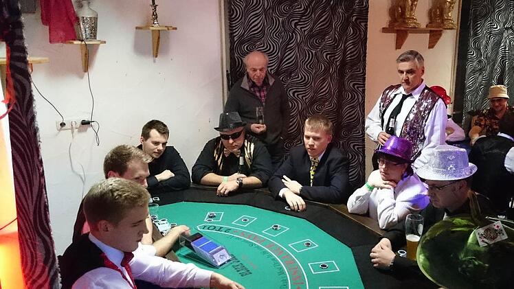 Viva Las Vegas in Riedenberg. Schon bei den beiden vorangegangenen Veranstaltungen erschienen sowohl die Croupiers als auch die Gäste in stilechten Verkleidungen.  Foto: Evelyn Schneider