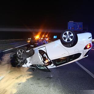 Golf rast in Unfallstelle auf A3