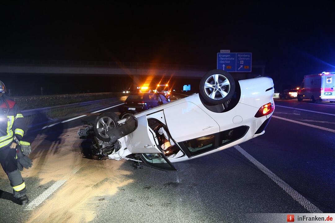 Golf rast in Unfallstelle auf A3