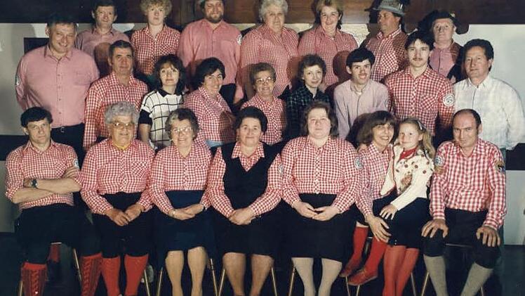 Der Kniebundhosen-Stammtisch-Wanderclub im zehnten Jahr seines Bestehens. Foto: Archiv