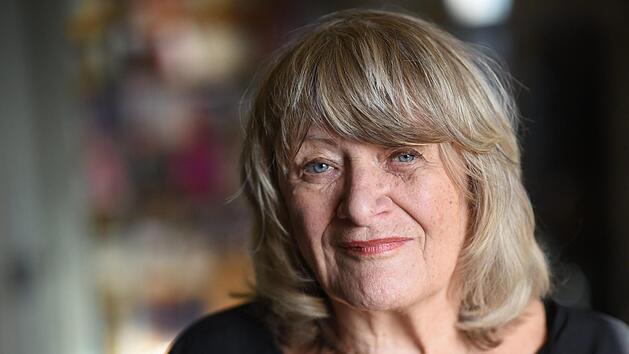 Alice Schwarzer steht am 18.01.2017 in Köln (Nordrhein-Westfalen) in der Redaktion der Zeitschrift «Emma». Foto: Henning Kaiser/dpa