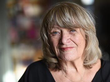 Alice Schwarzer steht am 18.01.2017 in Köln (Nordrhein-Westfalen) in der Redaktion der Zeitschrift «Emma». Foto: Henning Kaiser/dpa