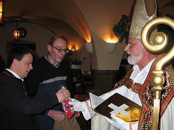 Das Foto zeigt Eugen Albert als Nikolaus im Jahr 2006. Inzwischen stellt er seit 40 Jahren den Bischof von Myra dar. Archiv/Heike Beudert