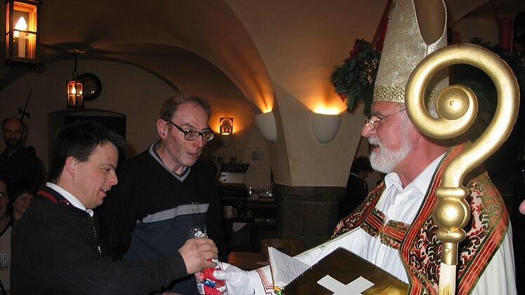 Das Foto zeigt Eugen Albert als Nikolaus im Jahr 2006. Inzwischen stellt er seit 40 Jahren den Bischof von Myra dar. Archiv/Heike Beudert
