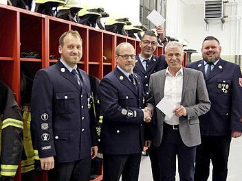 Lob für ehrenamtliches Engagement (v.l.): Kommandant Bernd Schmitt, Markus Gahn, Michael Grießinger, Bürgermeister Friedlein-Zech, 2. Kommandant Uwe Gaebel, Feuerwehrreferent Frank Kestel Foto: A.Welz