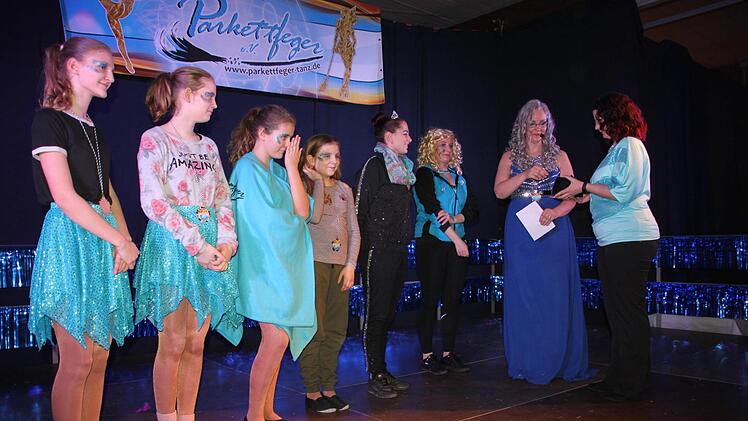 Vorsitzende Iris  Kröner (Zweite von rechts) und Stefanie Gabel zeichneten mit (von links)  Marlene Kraus, Lina Hereth, Emma Kraus, Anna Hereth, Isabella Winkler und  Emely Ittner langjährige Tänzerinnen aus.Stephan Stöckel