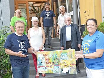 Der Verein GgK bietet dieses Jahr den Lauf der Hoffnung (RoH) als virtuellen Lauf vom 6. bis 20. September an. Im Bild die Vorstandsmitglieder (vorne von links) Wolfgang Beiergrößlein, Martina Stauch, zweite Reihe Hilde Preinl, Heinz Hausmann, hinten Michaela Löffler, Uwe Tittelbach und Uli Zeuß.  Foto: K.- H. Hofmann