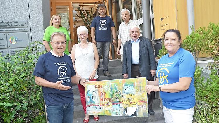 Der Verein GgK bietet dieses Jahr den Lauf der Hoffnung (RoH) als virtuellen Lauf vom 6. bis 20. September an. Im Bild die Vorstandsmitglieder (vorne von links) Wolfgang Beiergrößlein, Martina Stauch, zweite Reihe Hilde Preinl, Heinz Hausmann, hinten Michaela Löffler, Uwe Tittelbach und Uli Zeuß.  Foto: K.- H. Hofmann