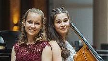 Die Cellistin Eva Hofmann und ihre Klavierbegleiterin Cosima Fischer von Mollard spielen beim Hochschulpodium.