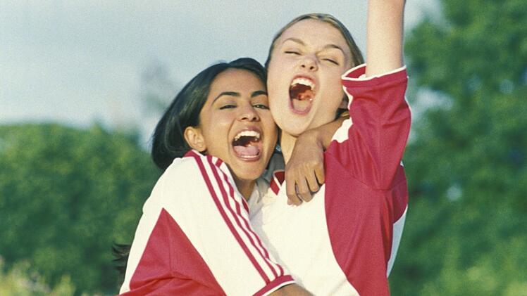 Fußball ist eine Männerwelt? Darüber kann die Inderin Jess (Parminder Nagra, links) nur lachen. Sie ist beim Kicken mit den Jungs stets die Beste. Dann lernt sie ein anderes Mädchen kennen. Mit "Kick it like Beckham" landete Regisseurin Gurinder Chadha 2002 einen Volltreffer an der Kinokasse und ebnete nebenbei den Karriereweg für Keira Knightley.