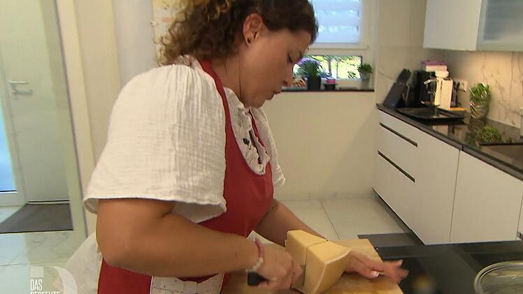 Gekonnt zerlegt die aus Kalabrien stammende Chiarina den Parmesan.